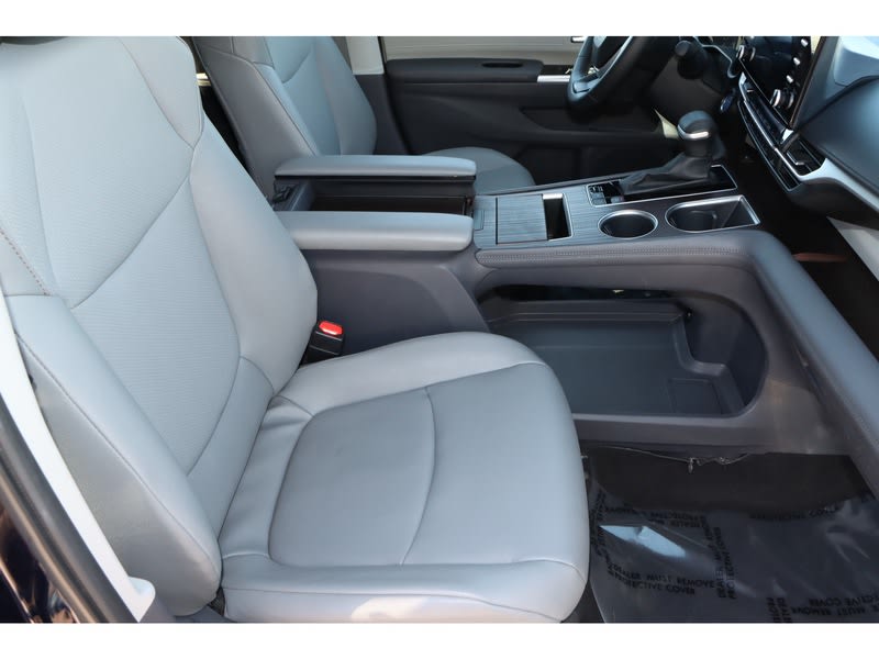 2023 Toyota Sienna XLE 27