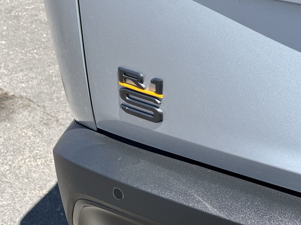Thumbnail: 2025 Rivian R1S - 7