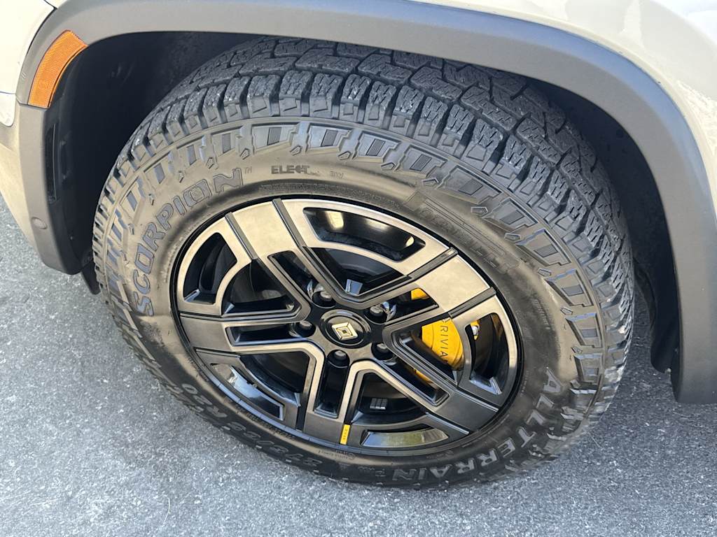 Thumbnail: 2025 Rivian R1S - 8