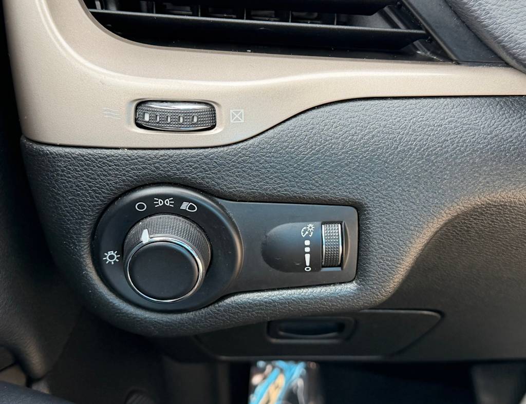 Thumbnail: 2015 Jeep Cherokee - 23