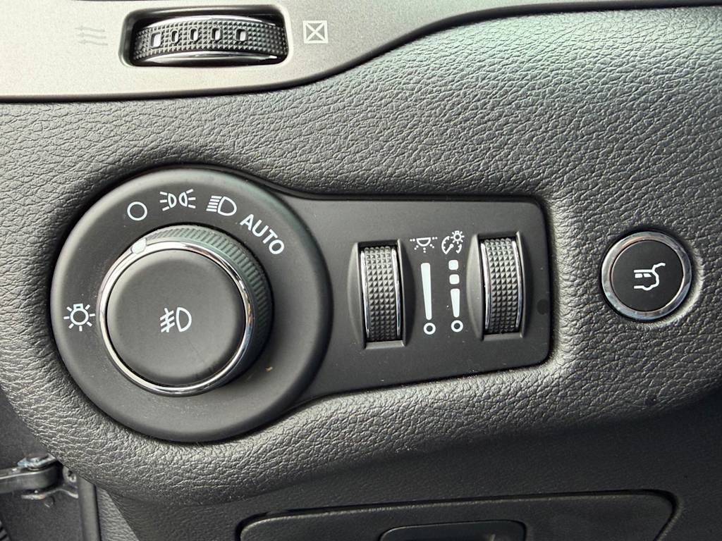 Thumbnail: 2021 Jeep Cherokee - 23