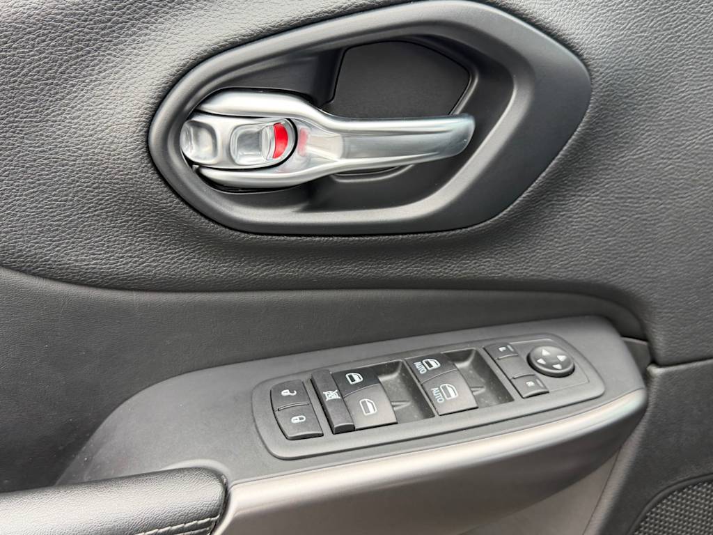 Thumbnail: 2021 Jeep Cherokee - 22