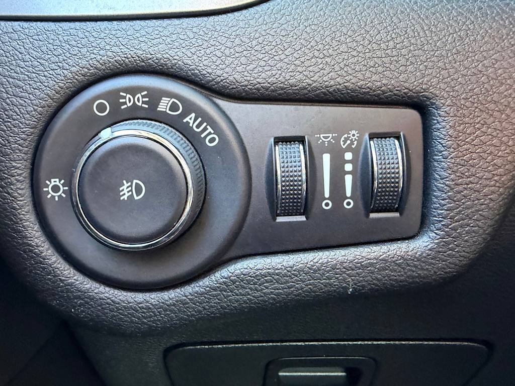 Thumbnail: 2019 Jeep Cherokee - 21