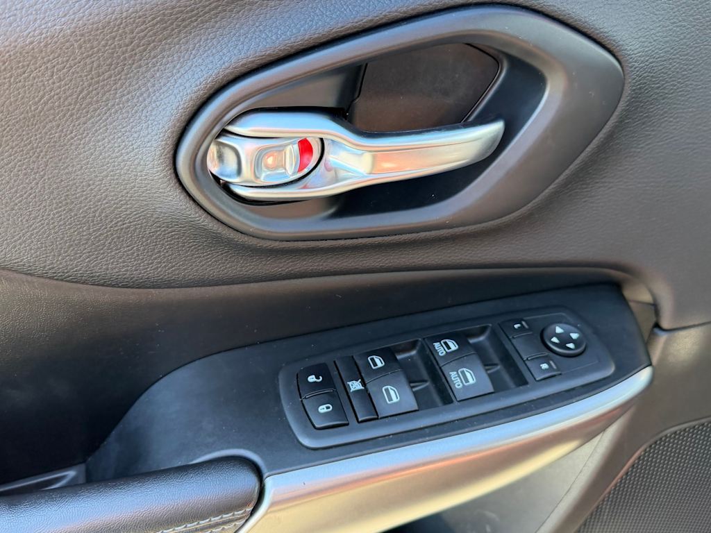 Thumbnail: 2019 Jeep Cherokee - 20