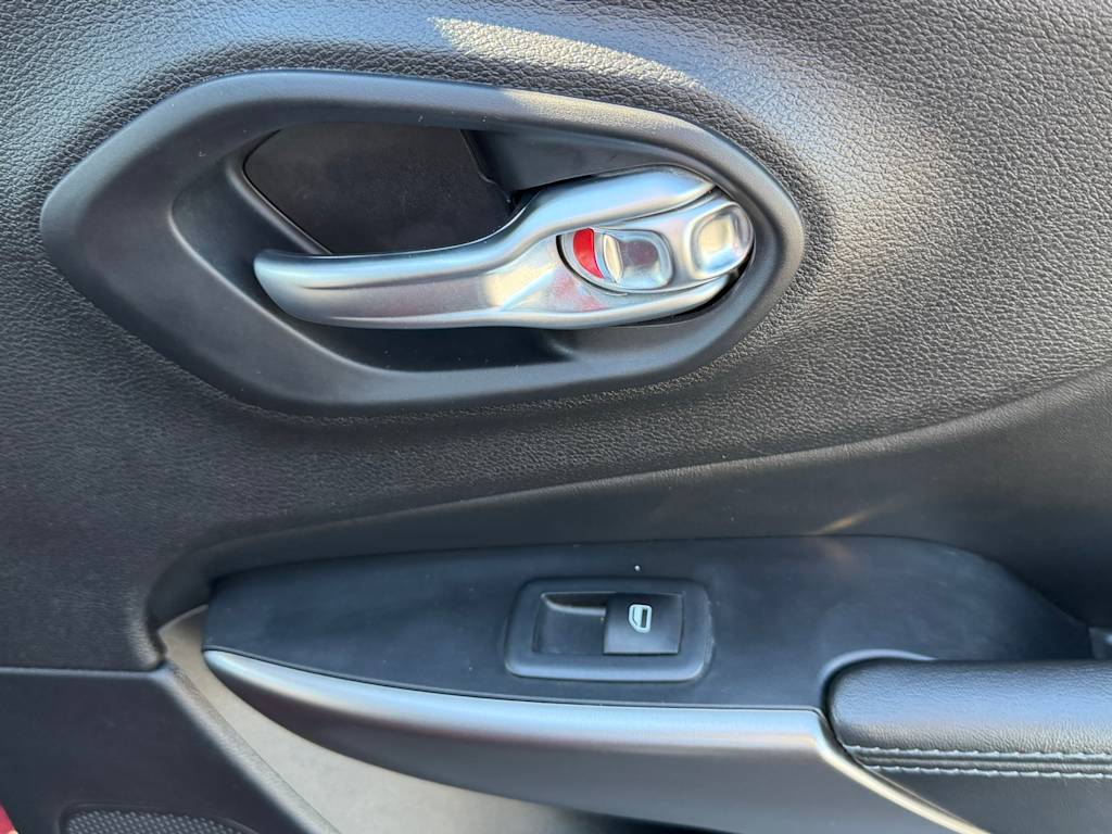 Thumbnail: 2019 Jeep Cherokee - 27