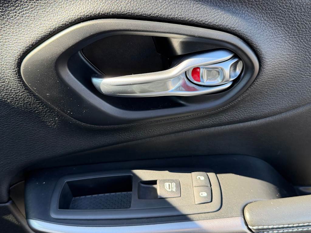 Thumbnail: 2019 Jeep Cherokee - 30