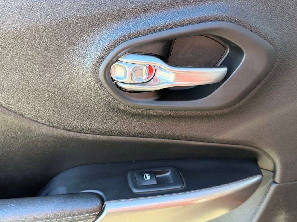 Thumbnail: 2019 Jeep Cherokee - 25