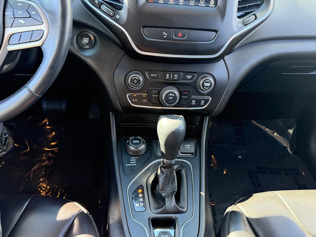 Thumbnail: 2019 Jeep Cherokee - 14