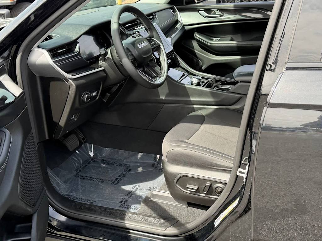 Thumbnail: 2023 Jeep Grand Cherokee - 10