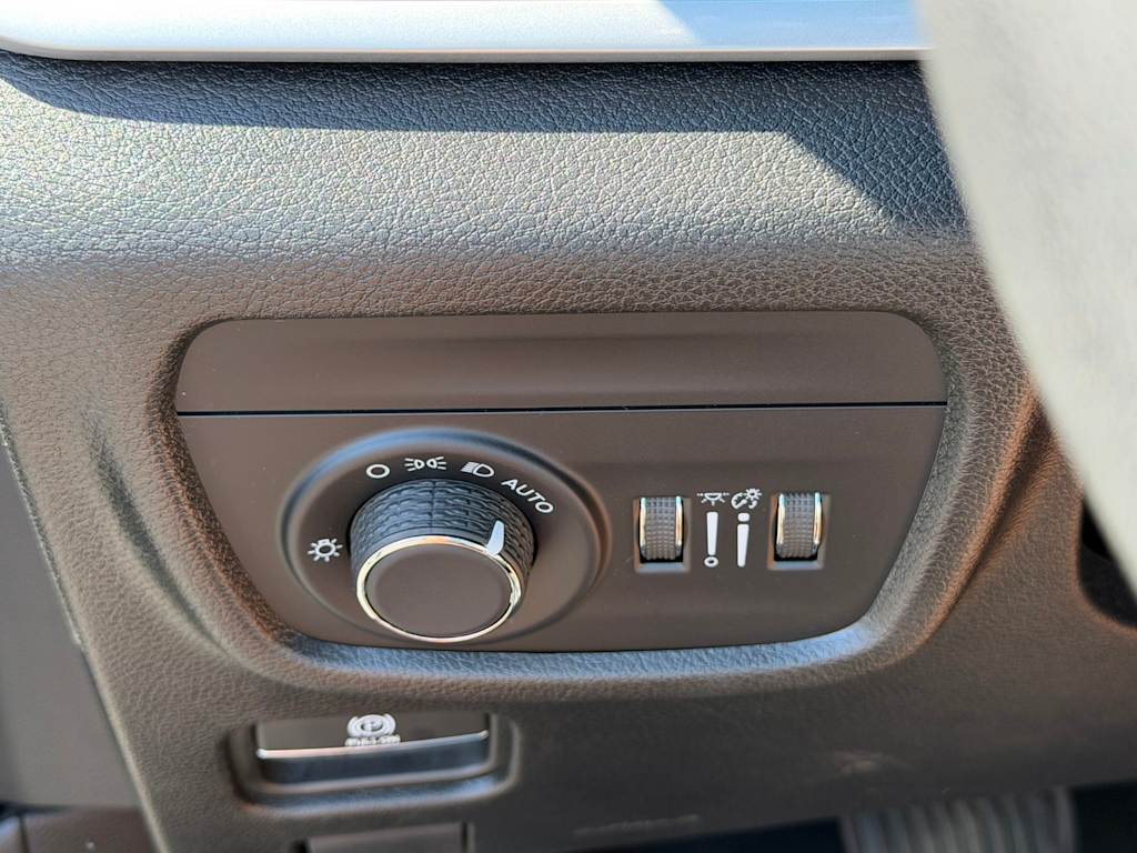 Thumbnail: 2023 Jeep Grand Cherokee - 21