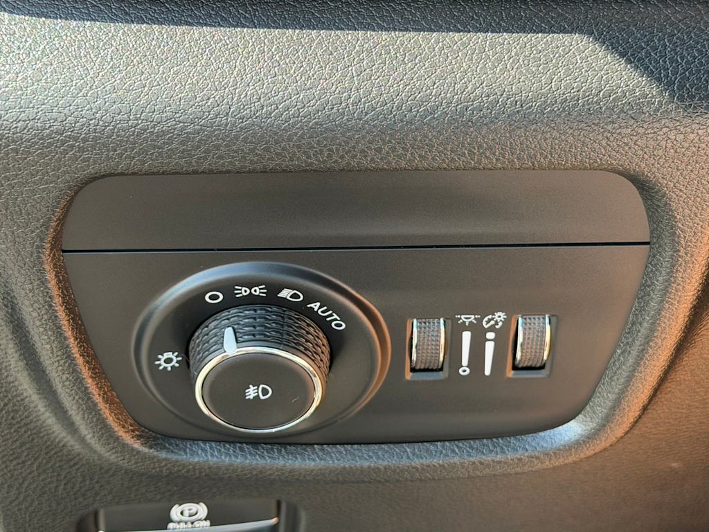 Thumbnail: 2023 Jeep Grand Cherokee - 23