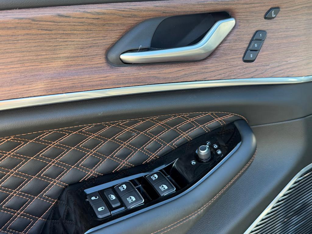 Thumbnail: 2023 Jeep Grand Cherokee - 23