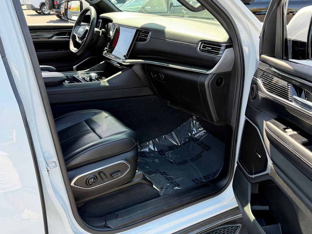 Thumbnail: 2022 Jeep Wagoneer - 31