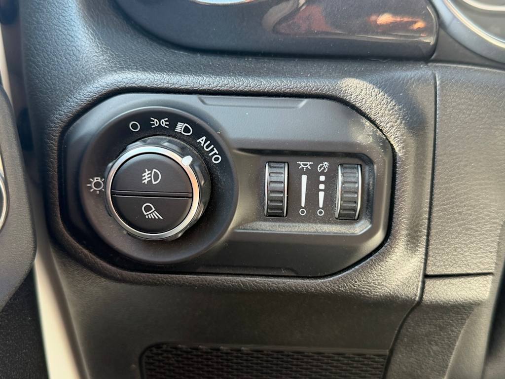 Thumbnail: 2021 Jeep Gladiator - 21