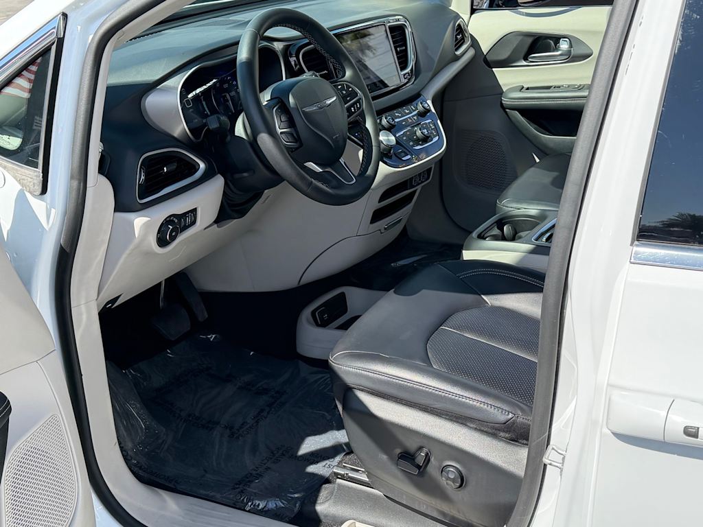 Thumbnail: 2024 Chrysler Pacifica - 10