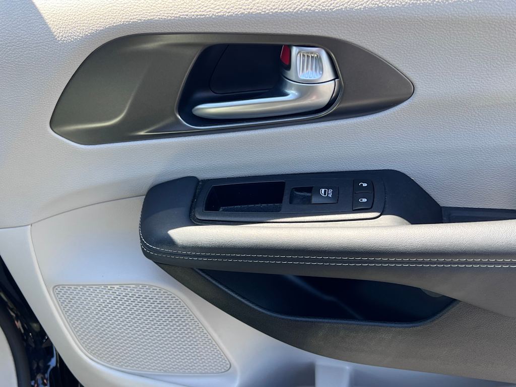 Thumbnail: 2024 Chrysler Pacifica - 31