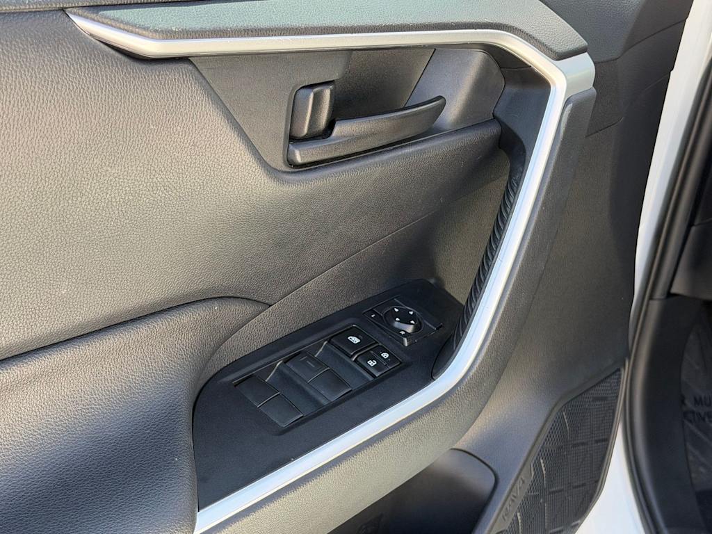 Thumbnail: 2021 Toyota RAV4 - 21