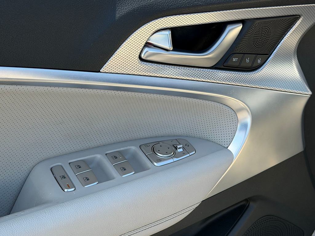 Thumbnail: 2022 Genesis G70 - 22