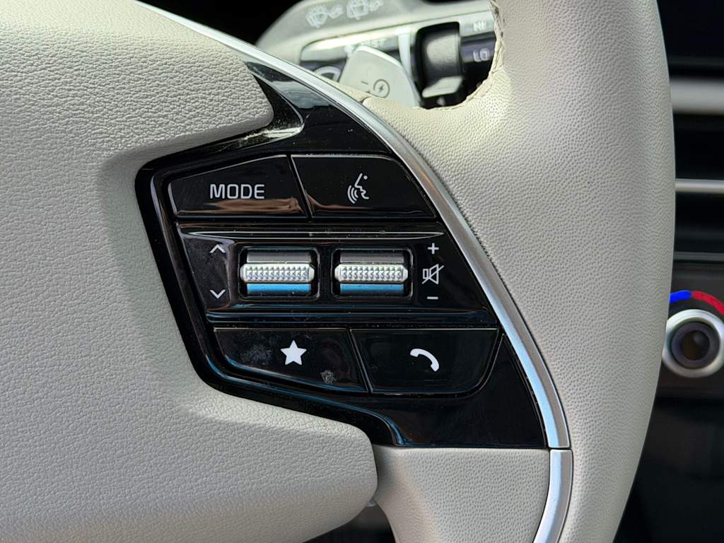 Thumbnail: 2023 Kia Niro - 25