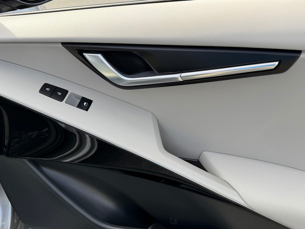 Thumbnail: 2023 Kia Niro - 32