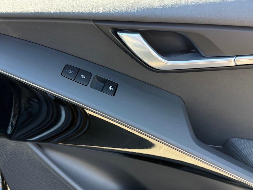 Thumbnail: 2023 Kia Niro - 33