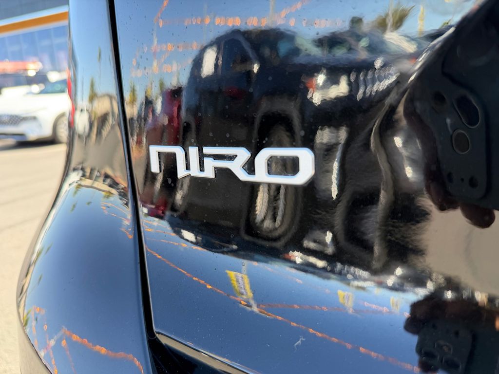 Thumbnail: 2023 Kia Niro - 7
