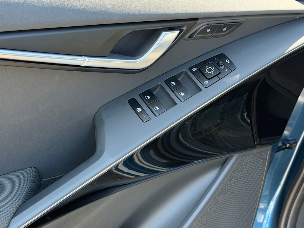 Thumbnail: 2023 Kia Niro - 22