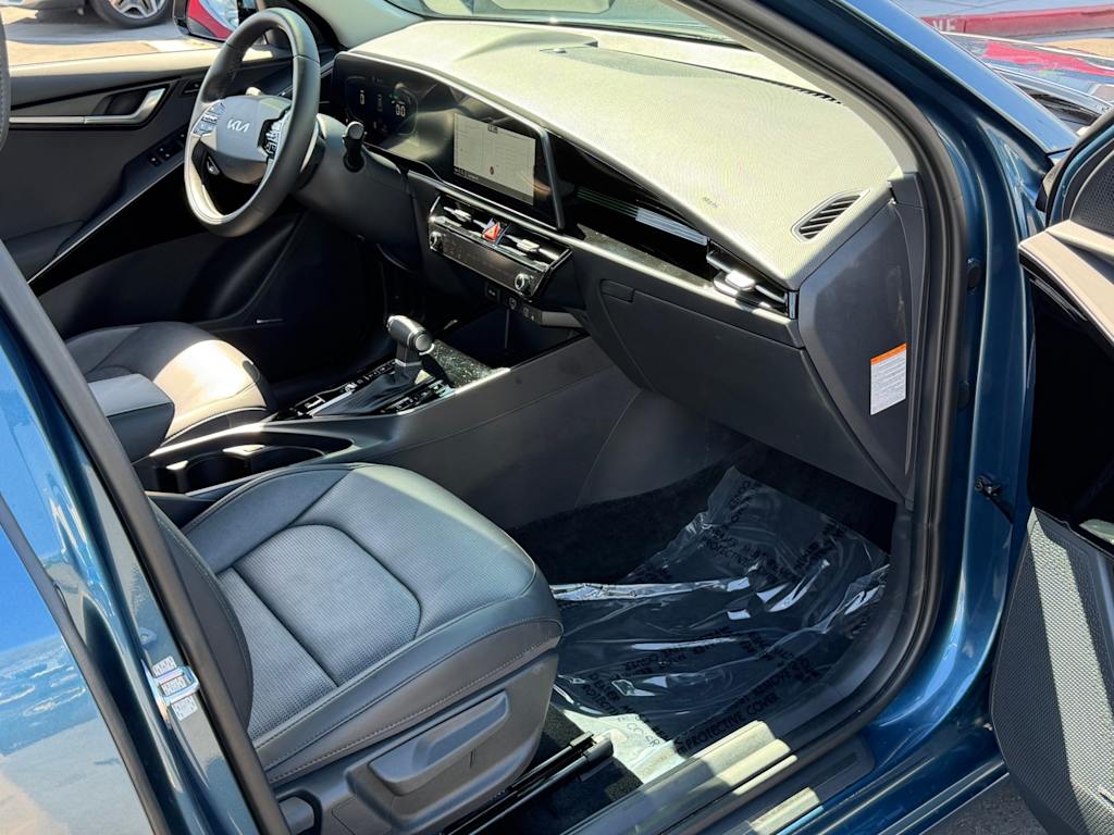 Thumbnail: 2023 Kia Niro - 32