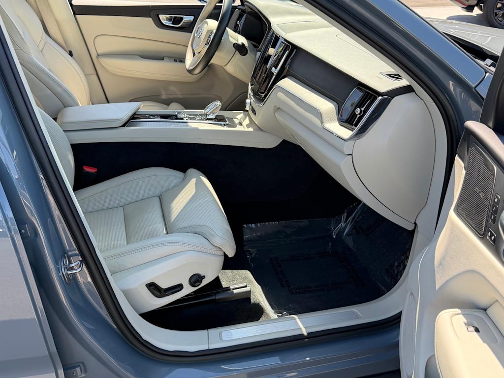 Thumbnail: 2023 Volvo XC60 - 10