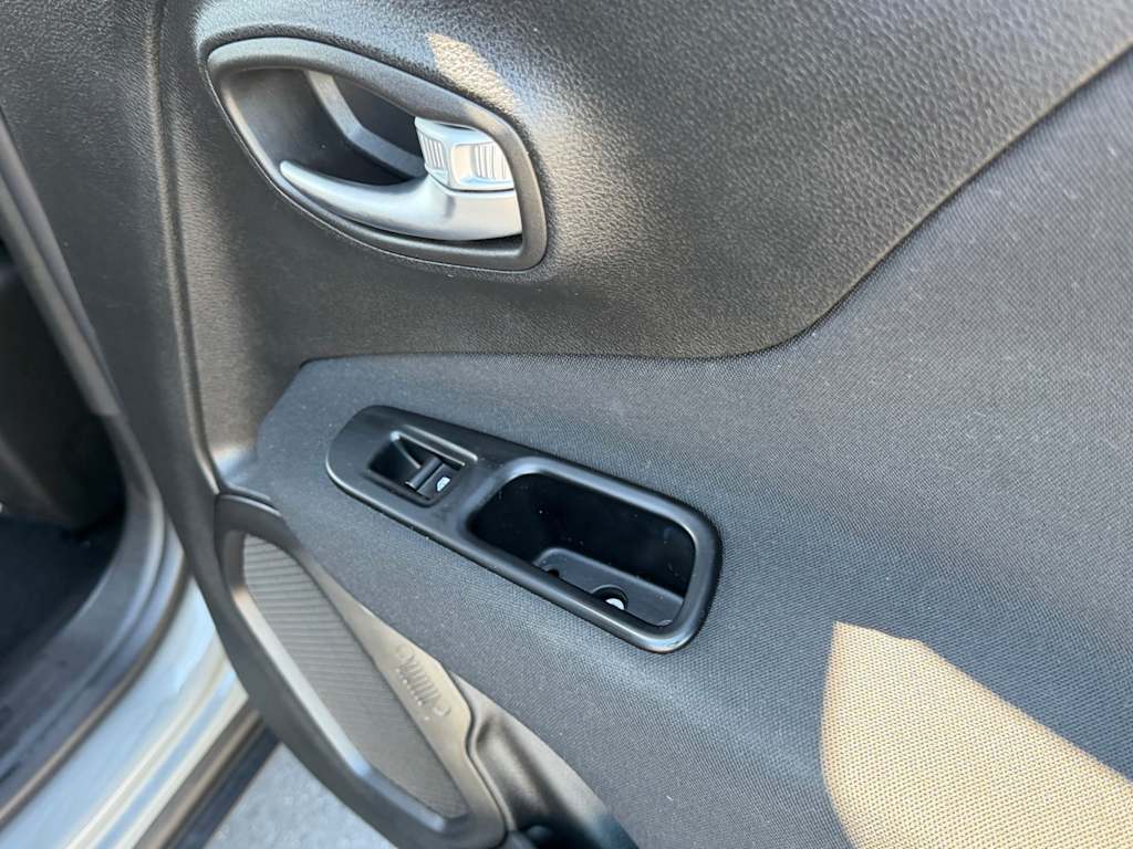 Thumbnail: 2020 Jeep Renegade - 28