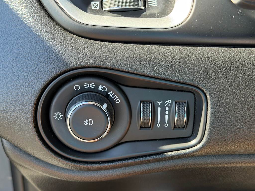 Thumbnail: 2020 Jeep Renegade - 22