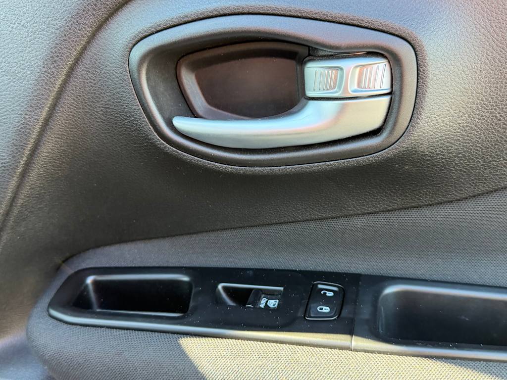 Thumbnail: 2021 Jeep Renegade - 31