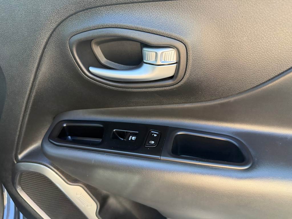 Thumbnail: 2022 Jeep Renegade - 31