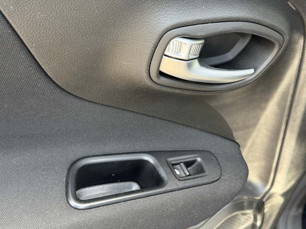 Thumbnail: 2021 Jeep Renegade - 28
