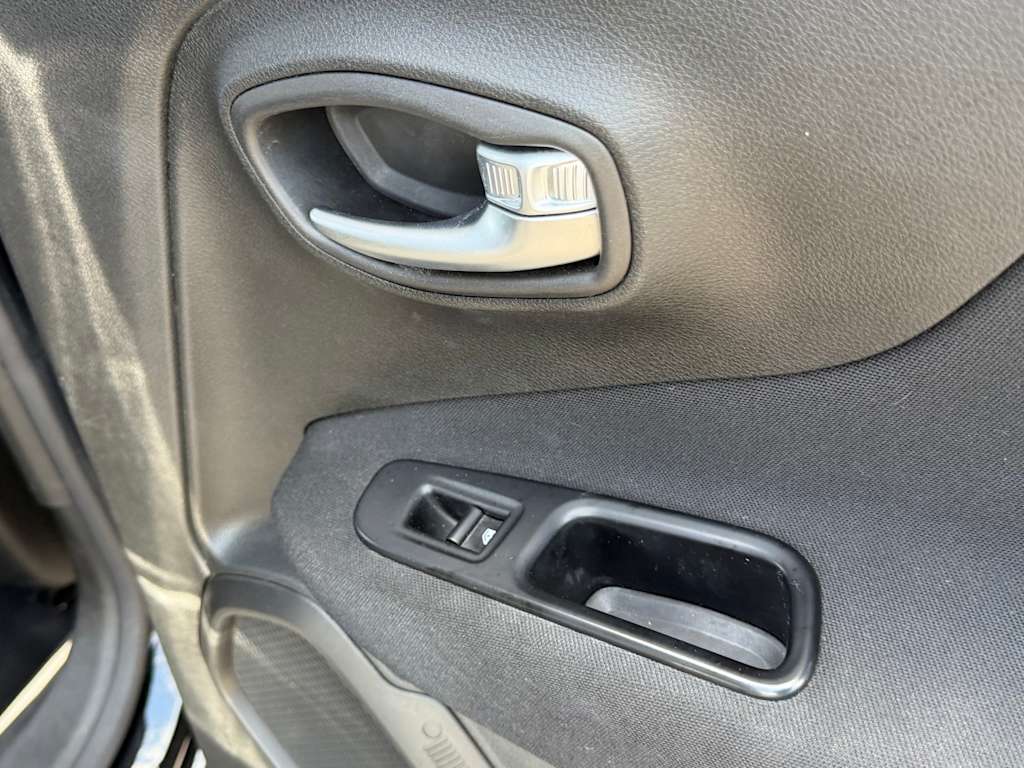 Thumbnail: 2021 Jeep Renegade - 30