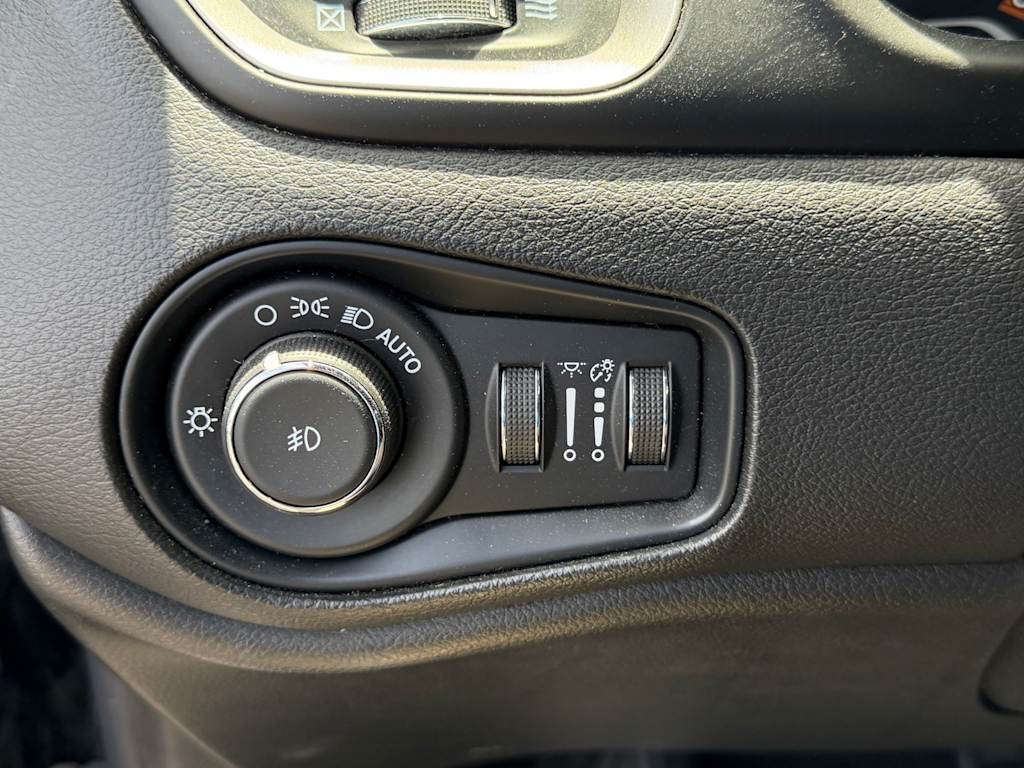 Thumbnail: 2021 Jeep Renegade - 22