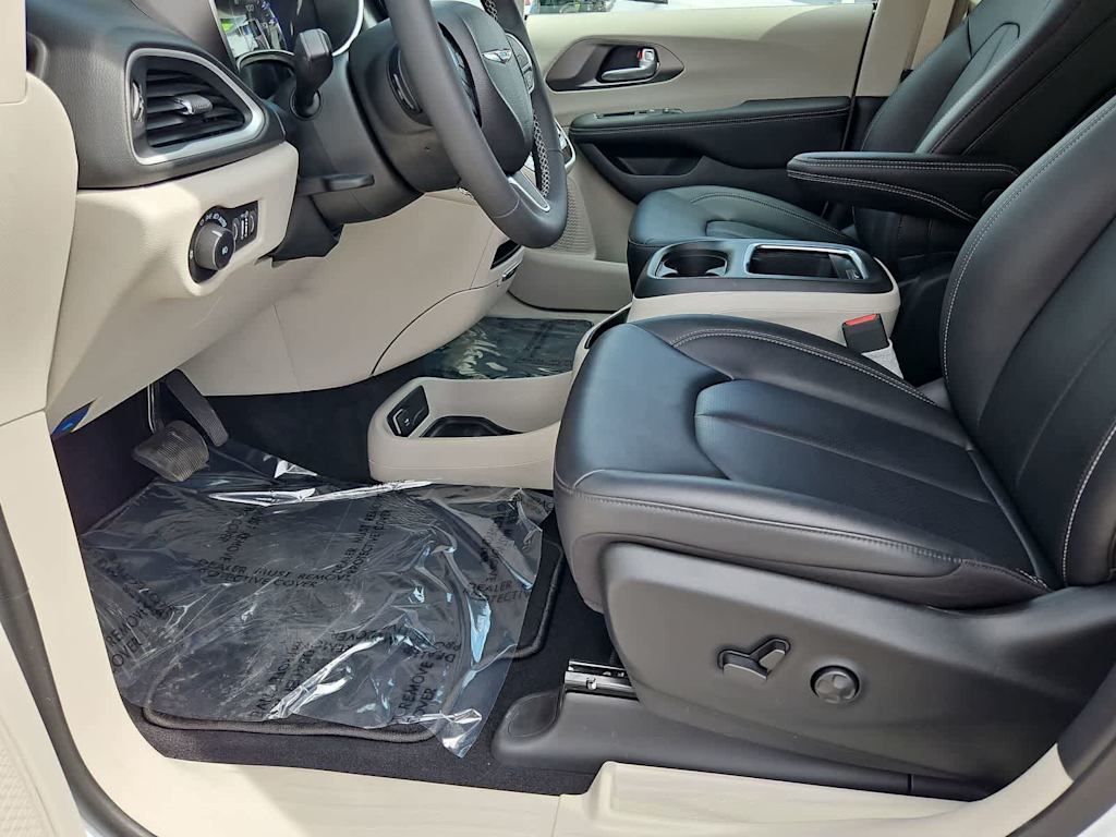 Thumbnail: 2024 Chrysler Pacifica - 11