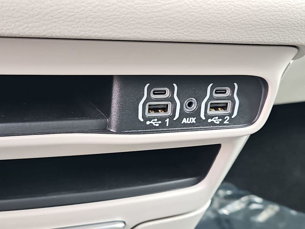 Thumbnail: 2024 Chrysler Pacifica - 32