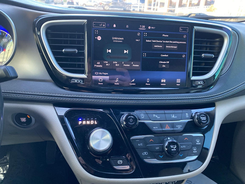 Thumbnail: 2021 Chrysler Pacifica - 9