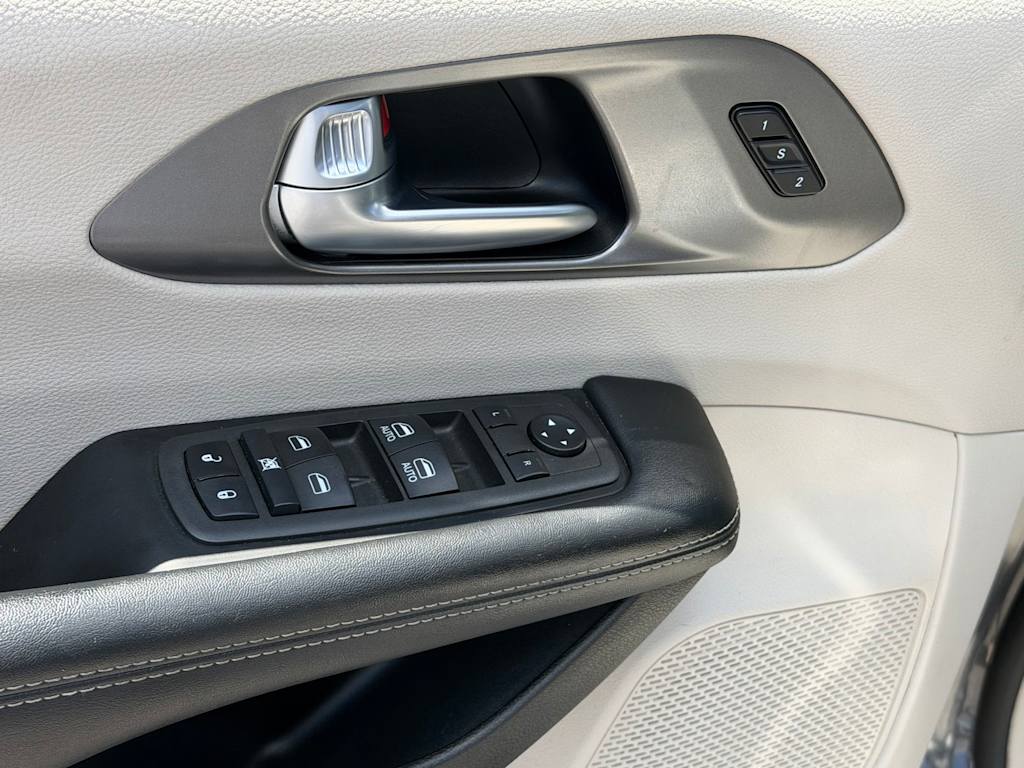 Thumbnail: 2022 Chrysler Pacifica - 21