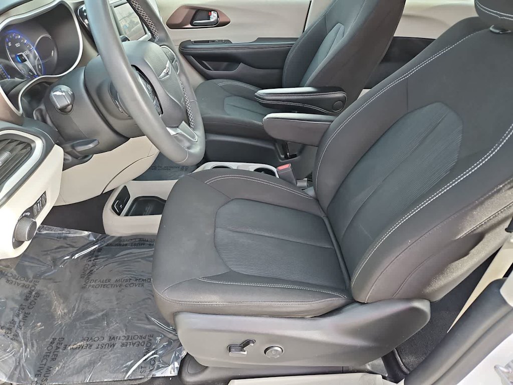 Thumbnail: 2023 Chrysler Voyager - 11