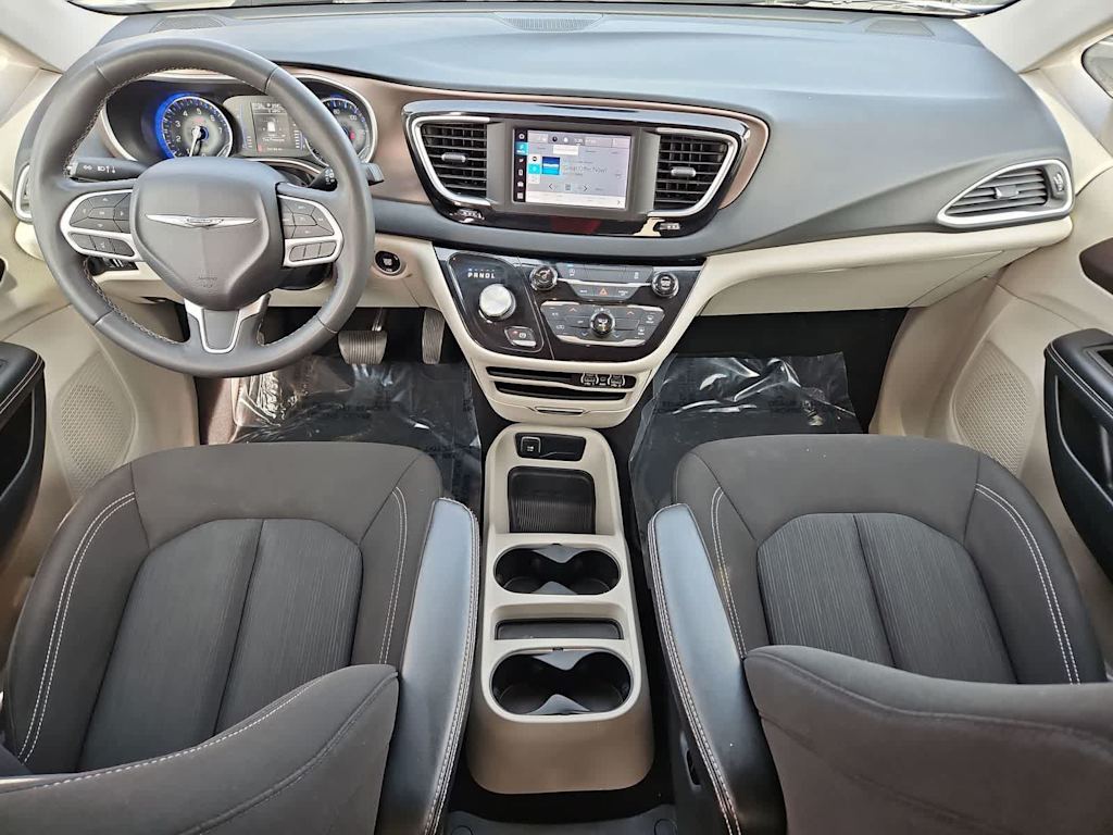 Thumbnail: 2023 Chrysler Voyager - 10