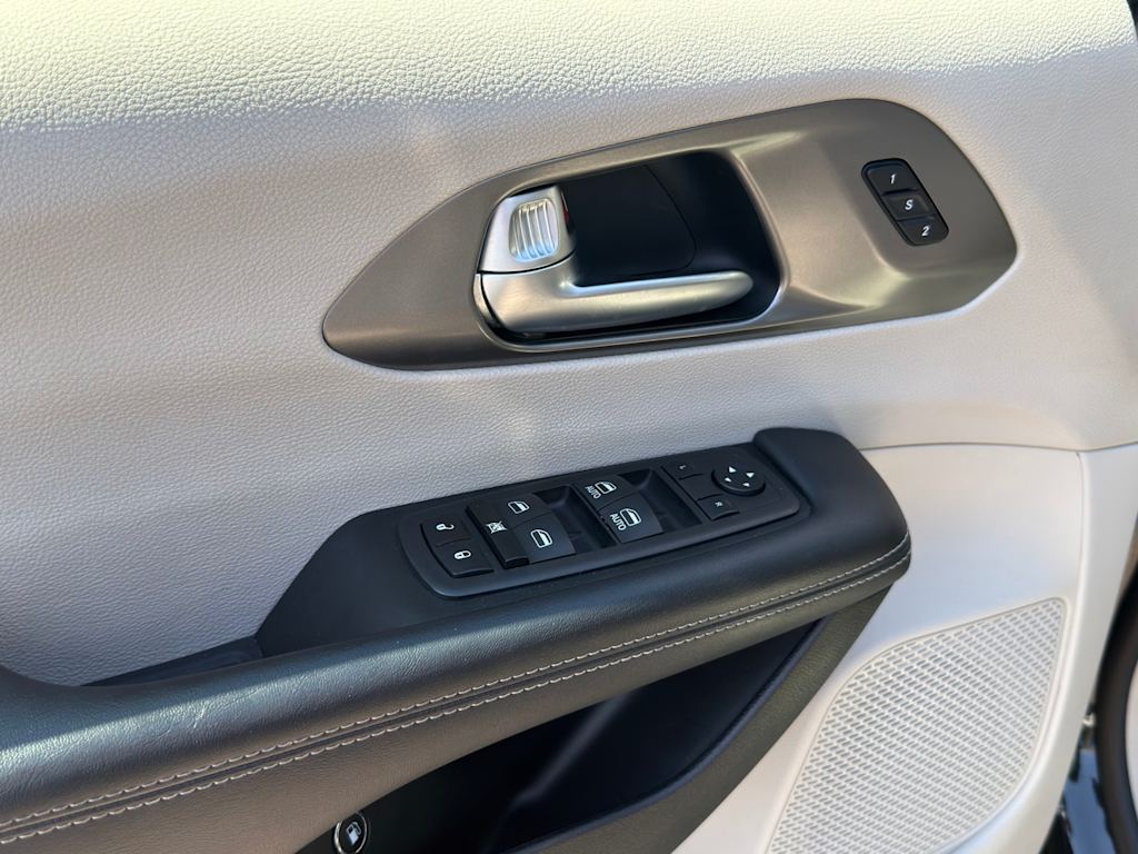 Thumbnail: 2023 Chrysler Pacifica - 22