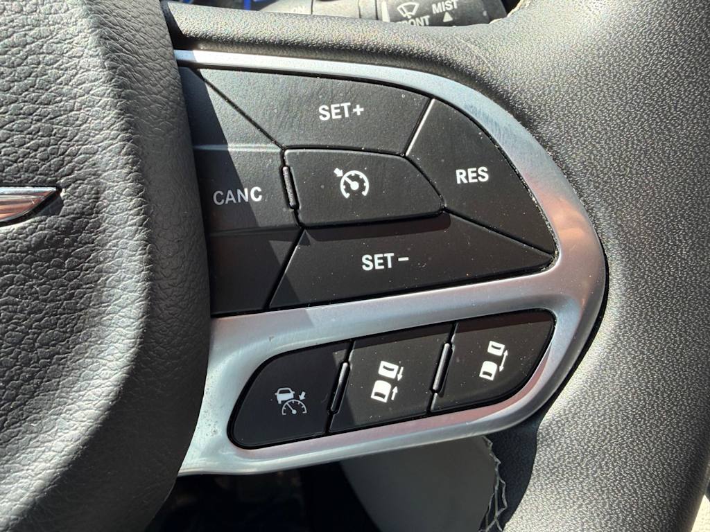 Thumbnail: 2023 Chrysler Pacifica - 25