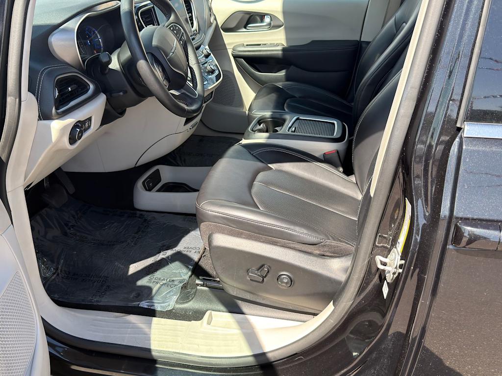 Thumbnail: 2023 Chrysler Pacifica - 9