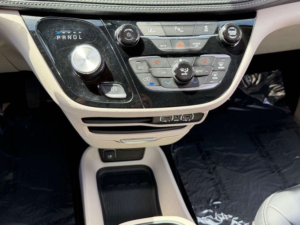Thumbnail: 2023 Chrysler Pacifica - 25