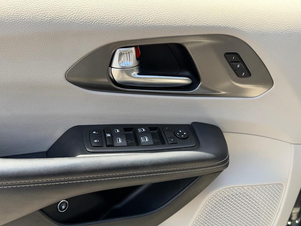 Thumbnail: 2023 Chrysler Pacifica - 21