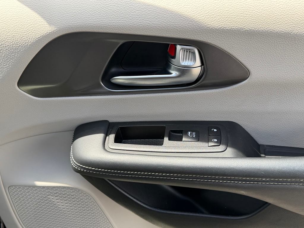Thumbnail: 2023 Chrysler Pacifica - 30