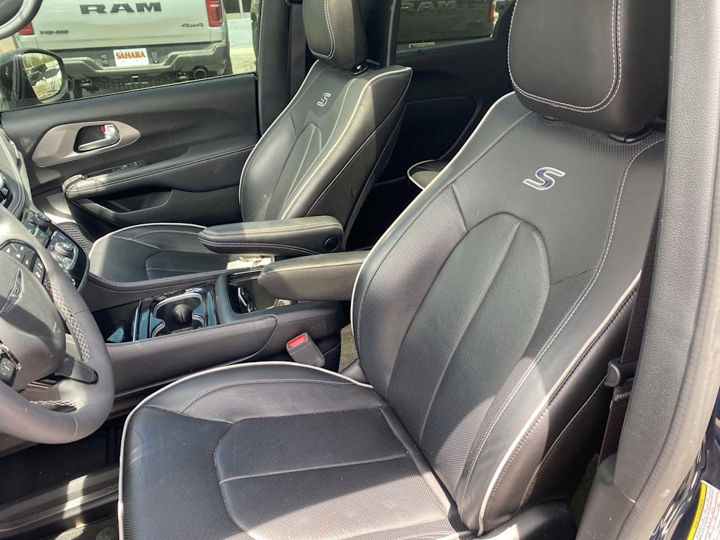 Thumbnail: 2023 Chrysler Pacifica - 8