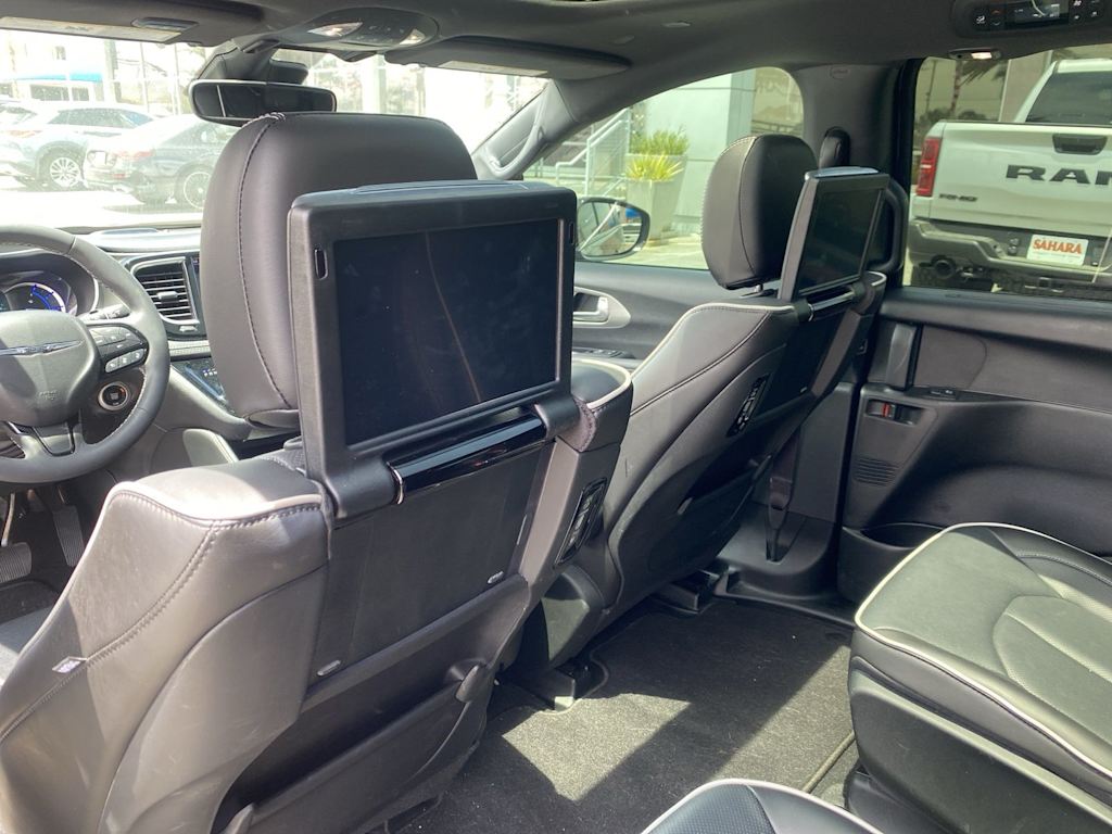 Thumbnail: 2023 Chrysler Pacifica - 16